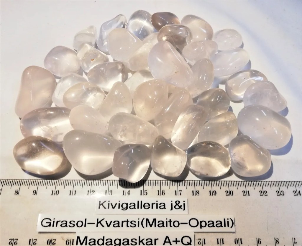 Girasolkvartsi/Maito-opaali AQ+ laatu, Madagaskar&nbsp;3,00€