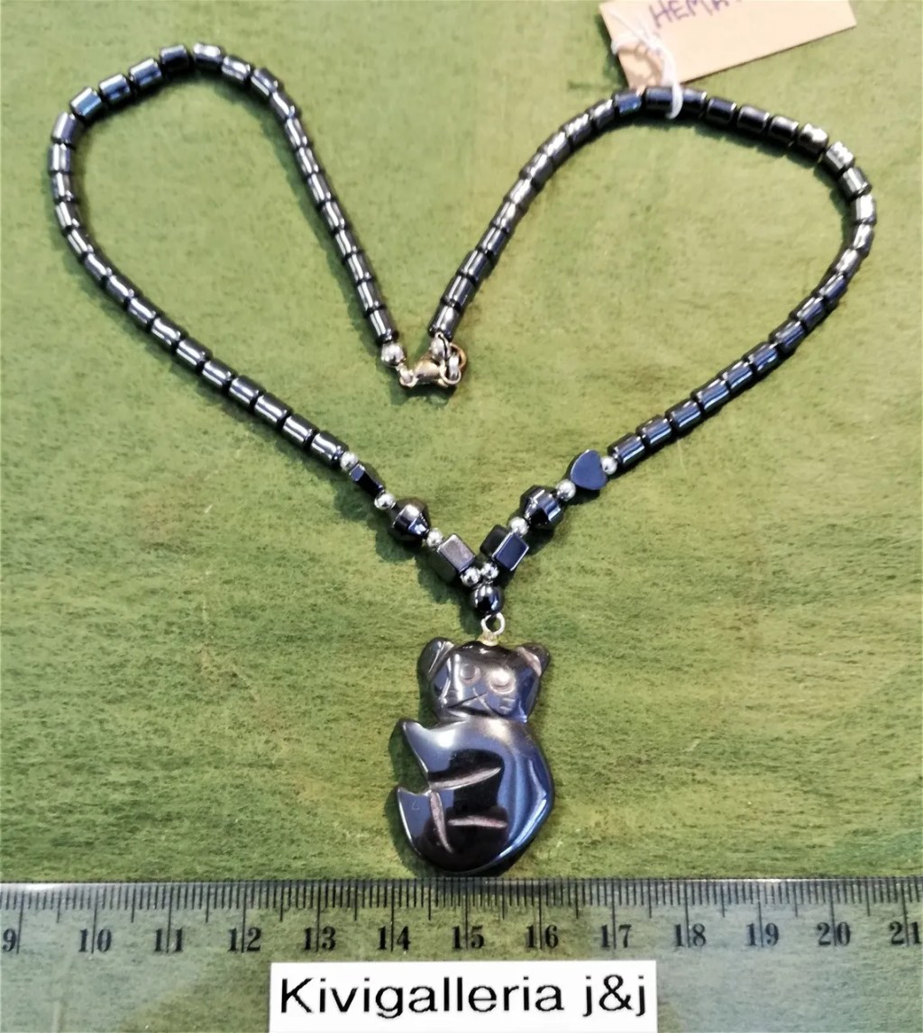 Hematiitti kaulakoru 14,00€