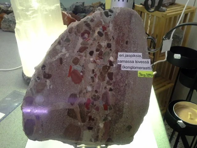 Konglomeraatti -eri jaspiksia samassa kivessä&nbsp;324,00€