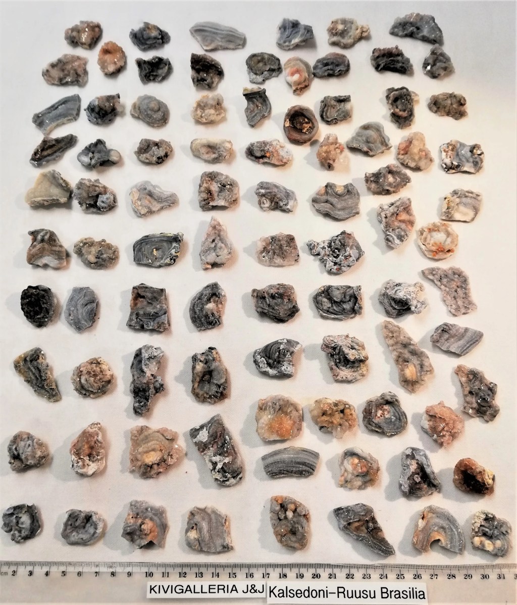 Kalsedoni -ruusu fragmentti AQ-laatu, Brasilia&nbsp;3,00€