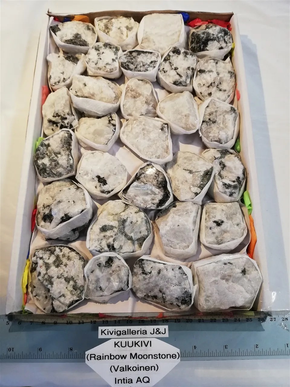KUUKIVI(Rainbow Moonstone/valk.)Intia.AQ. 5,00€