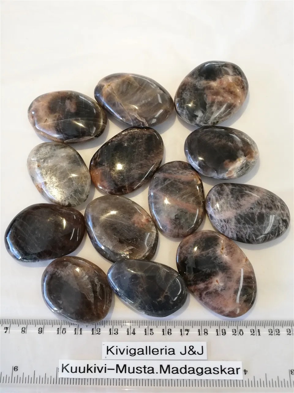 Kuukivi -Musta, Madagaskar.A+Q&nbsp;8,00€