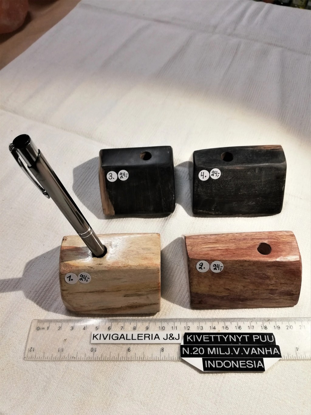 Kivettynyt Puu -Kynäteline, Indonesia&nbsp;24,00€