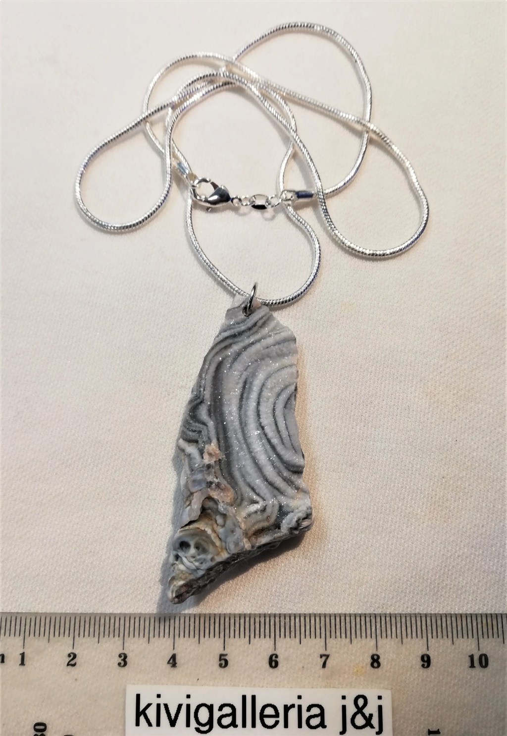 Kalsedoni-ruusu riipus 38,00€